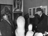 Многие картины были выкуплены нацистскими властями у еврейских коллекционеров, некоторые были конфискованы из музеев как представляющие "дегенеративное искусство"
