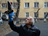 101-летний сибиряк готовится к олимпийской эстафете, бегая с горбушей вместо факела 101-летний сибиряк готовится к олимпийской эстафете, бегая с горбушей вместо факела