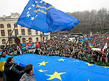 Акция сторонников евроинтеграции в столице Украины Киеве собрала в центре города около 100 тысяч человек Акция сторонников евроинтеграции в столице Украины Киеве собрала в центре города около 100 тысяч человек