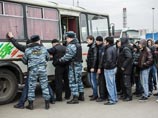 Полиция снова "зачищает" от мигрантов ТЦ "Москва", а заодно и окрестные дома Полиция снова "зачищает" от мигрантов ТЦ "Москва", а заодно и окрестные дома