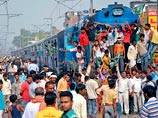 В индийском поезде пассажиры четыре часа издевались над 93 школьницами