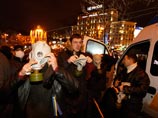 Митингующие в центре Киева захватили микроавтобус СБУ с "ужасными вещами"
