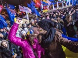 В Киеве объединились два "евромайдана". Участники акции с Европейской площади числом около трех тысяч человек, прошли по проезжей части Крещатика на майдан Незалежности (площадь Независимости), где были встречены аплодисментами