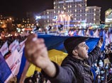 На Европейской протест под руководством оппозиции носил более политическую окраску и проходил под флагами Украины и Евросоюза, а также с партийной символикой