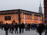 Возмутивший общественность гигантский чемодан на Красной площади снесут. В скандал вмешался Кремль