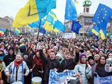 На площади Независимости митингуют около 1 тысячи человек. Они держат только национальные флаги Украины и флаги Евросоюза