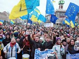 На площади Независимости митингуют около 1 тысячи человек. Они держат только национальные флаги Украины и флаги Евросоюза На площади Независимости митингуют около 1 тысячи человек. Они держат только национальные флаги Украины и флаги Евросоюза