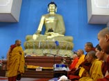 Буддисты отмечают праздник тысячи лампад