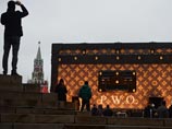 На Красной площади "незаметно" демонтируют чемодан Louis Vuitton, в фонде Водяновой обиделись из-за скандала