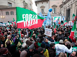 Тем временем сторонники бывшего премьер-министра Италии собрались сегодня перед его римской резиденцией на манифестацию в знак протеста против проходящего в сенате голосования по вопросу исключения политика из состава нижней палаты парламента страны