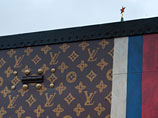 Новые претензии к чемодану Louis Vuitton на Красной площади: на павильоне заметили рекламу
