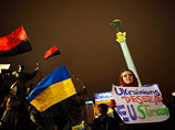 В результате тысячи людей вышли на улицы в знак протеста против отказа от евроинтерграции: только на майдане Незалежности (площади Независимости) в Киеве собрались 10 тысяч человек