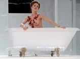 Актриса Дарья Мороз в роли Гертруды в сцене из спектакля "Идеальный муж", февраль 2013 года