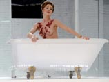 Актриса Дарья Мороз в роли Гертруды в сцене из спектакля "Идеальный муж", февраль 2013 года Актриса Дарья Мороз в роли Гертруды в сцене из спектакля "Идеальный муж", февраль 2013 года