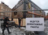 Строители продолжают демонтировать "чемодан", от скандала с которым в Louis Vuitton надеются извлечь выгоду Строители продолжают демонтировать "чемодан", от скандала с которым в Louis Vuitton надеются извлечь выгоду