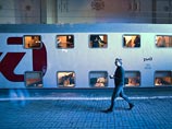 Двухэтажный пассажирский поезд "Москва-Адлер" рано утром в пятницу экстренно остановился в районе Туапсе в результате задымления, часть пассажиров эвакуировали, пострадавших нет. Задымление было вызвано коротким замыканием с внешней стороны состава Двухэтажный пассажирский поезд "Москва-Адлер" рано утром в пятницу экстренно остановился в районе Туапсе в результате задымления, часть пассажиров эвакуировали, пострадавших нет. Задымление было вызвано коротким замыканием с внешней стороны состава