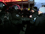 На Майдан Незалежности прибыла милиция в противогазах, хотя власти обещали не разгонять митинг за евроинтеграцию Украины