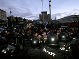 На Майдане Незалежности в Киеве, где который день продолжаются митинги за сорвавшуюся евроинтеграцию Украину, появились бойцы спецподразделения "Беркут" в полном снаряжении