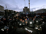 На Майдане Незалежности в Киеве, где который день продолжаются митинги за сорвавшуюся евроинтеграцию Украину, появились бойцы спецподразделения "Беркут" в полном снаряжении На Майдане Незалежности в Киеве, где который день продолжаются митинги за сорвавшуюся евроинтеграцию Украину, появились бойцы спецподразделения "Беркут" в полном снаряжении