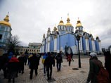 Около 200 сторонников евроинтеграции Украины, которых разогнали на площади Независимости, забаррикадировались на территории Михайловского собора