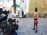 Активистка Femen обнажилась у Киевской лавры с лозунгом против диктатуры Активистка Femen обнажилась у Киевской лавры с лозунгом против диктатуры