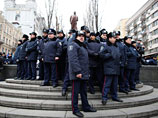 "Вече" в Киеве: толпа вышла на Майдан, "Беркут" охраняет администрацию президента "Вече" в Киеве: толпа вышла на Майдан, "Беркут" охраняет администрацию президента