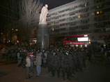 Протестующие в масках разрисовали памятник Ленину в Киеве, но снести не сумели