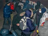 Участники акции протеста укрепляют баррикады вокруг Майдана в Киеве. Пострадавших в столкновениях уже 165 Участники акции протеста укрепляют баррикады вокруг Майдана в Киеве. Пострадавших в столкновениях уже 165