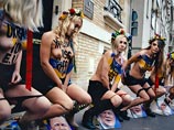Активистки движения Femen демонстративно помочились на портреты президента Украины Виктора Януковича около здания украинского посольства в Париже в минувшее воскресенье