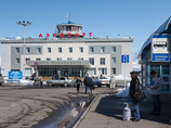 В понедельник днем по местному времени трое хулиганов на трапе вступили в конфликт с пассажирами и стали угрожать, что взорвут самолет В понедельник днем по местному времени трое хулиганов на трапе вступили в конфликт с пассажирами и стали угрожать, что взорвут самолет