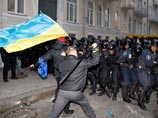 Власти Украины, охваченной массовыми протестами, продолжают отрицать возможность введения в стране чрезвычайного положения. Такой вопрос пока не поднимался, сообщил в понедельник пресс-секретарь Виталий Лукьяненко Власти Украины, охваченной массовыми протестами, продолжают отрицать возможность введения в стране чрезвычайного положения. Такой вопрос пока не поднимался, сообщил в понедельник пресс-секретарь Виталий Лукьяненко