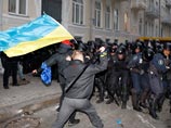 Власти Украины, охваченной массовыми протестами, продолжают отрицать возможность введения в стране чрезвычайного положения. Такой вопрос пока не поднимался, сообщил в понедельник пресс-секретарь Виталий Лукьяненко