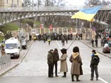 В Киеве с раннего утра понедельника митингующие заблокировали здание правительства страны. В результате, как передают СМИ, многие сотрудники аппарата Кабмина не смогли попасть на работу В Киеве с раннего утра понедельника митингующие заблокировали здание правительства страны. В результате, как передают СМИ, многие сотрудники аппарата Кабмина не смогли попасть на работу