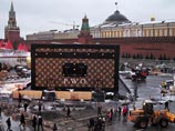 Государственная инспекция по контролю за использованием объектов недвижимости Москвы обратилась в суд с просьбой оштрафовать компанию "Луи Вюиттон Восток" за якобы незаконную установку возмутившегося общественность "дома-чемодана" на Красной площади