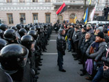 В Киеве митингующие против решения украинских властей отложить заключение соглашения о евроинтеграции собираются у здания Верховной Рады на улице Михаила Грушевского В Киеве митингующие против решения украинских властей отложить заключение соглашения о евроинтеграции собираются у здания Верховной Рады на улице Михаила Грушевского