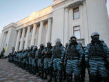 Одновременно к зданию парламента прибыли сотрудники милиции и бойцы спецподразделения "Беркут"