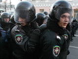 В центре Киева митингующие и бойцы "Беркута" окружили здание Верховной Рады В центре Киева митингующие и бойцы "Беркута" окружили здание Верховной Рады