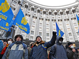 В среду рядом с правительственными зданиями в центре Киева собрались протестующие, которые по-прежнему полны решимости добиться отставки правительства и президента Виктора Януковича, а также досрочных парламентских выборов