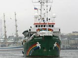 Экологи с судна Arctic Sunrise запросили у российских властей визы, чтобы покинуть территорию РФ. Юристы Greenpeace хотят поскорее прекратить уголовное преследование в отношении активистов, но на грядущую амнистию в честь 20-летия Конституции РФ не надеют