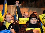 Тем временем в Киеве продолжаются акции протеста, оппозиционеры сосредоточились около нескольких зданий