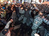 Тимошенко передала митингующим в Киеве "план действий", а пикетчиков закидали яйцами около общежития "Беркута"