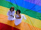 В Австралии в ночь на субботу начнут заключать первые однополые браки. Но уже скоро они могут попасть под запрет