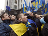 Митингующие смотрят новости с экрана, размещенного на Доме профсоюзов Митингующие смотрят новости с экрана, размещенного на Доме профсоюзов