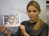 "По просьбе Майдана она прекращает голодать", - сказала объявила дочь политика журналистам около ЦКБ &#8470;5, где находится на лечении Юлия Тимошенко