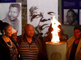 В воскресенье в республике официально объявлен национальный день молитвы. Власти ЮАР призывают людей собраться в церквях, мечетях, храмах и синагогах, чтобы вместе поразмышлять о жизни Манделы и его вкладе в историю страны и мира