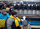 "Вече" на киевском Майдане началось с молебна. Правительственный квартал перегородили автобусами