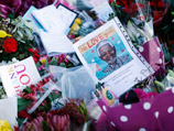 Дом под Йоханнесбургом, где вечером 5 декабря скончался 95-летний лауреат Нобелевской премии мира, оцеплен полицией, но люди продолжают нести туда цветы и памятные записки
