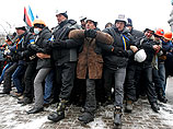 Демонстранты в Киеве возводят баррикады у Дома правительства
