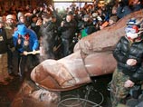 В Киеве продолжают портить "революционные" памятники