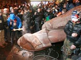 В Киеве продолжают портить "революционные" памятники В Киеве продолжают портить "революционные" памятники